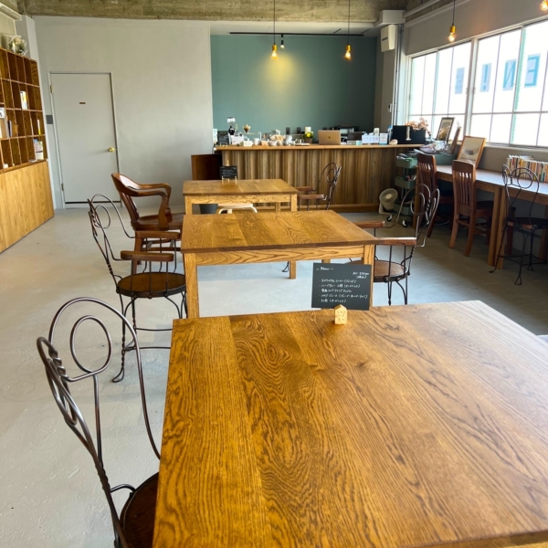 図書館MAYUの施設内の全体。机が並んでいる。