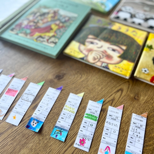 並んだ本と、コメントが書いているカード