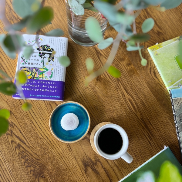 コーヒーとデザートと本